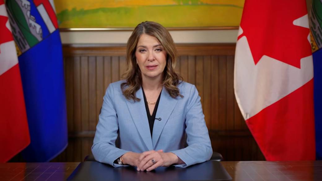 Click to play video: 'Alberta Premier Danielle Smith says separation question to be added to October referendum'