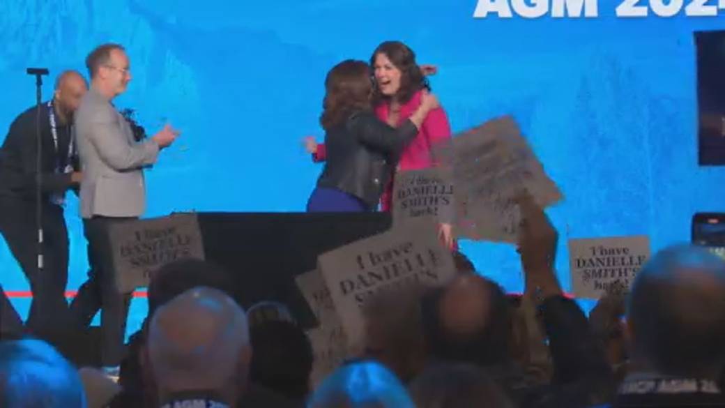 Click to play video: 'Alberta separatists threaten to oust Premier Danielle Smith over referendum question'
