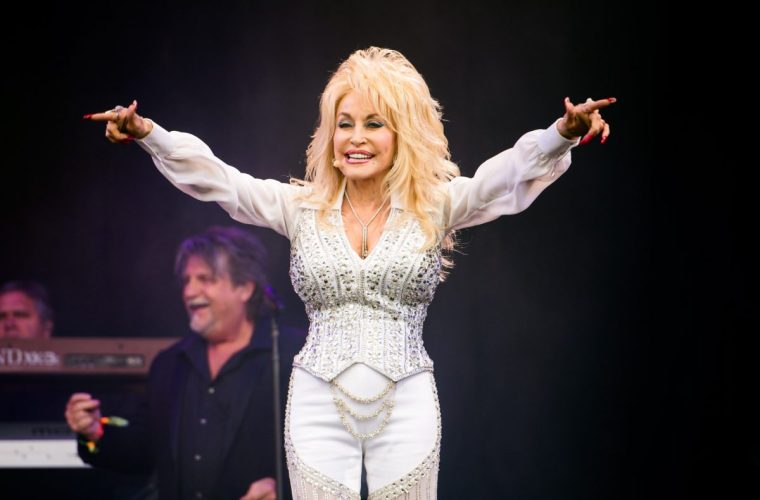 GLASTONBURY, ENGLAND - JUNE 29: Dolly Parton performs on the Pyramid Stage on Day 3 of the Glastonbury Festival at Worthy Farm on June 29, 2014 in Glastonbury, England. (Photo by Samir Hussein/Redferns via Getty Images)