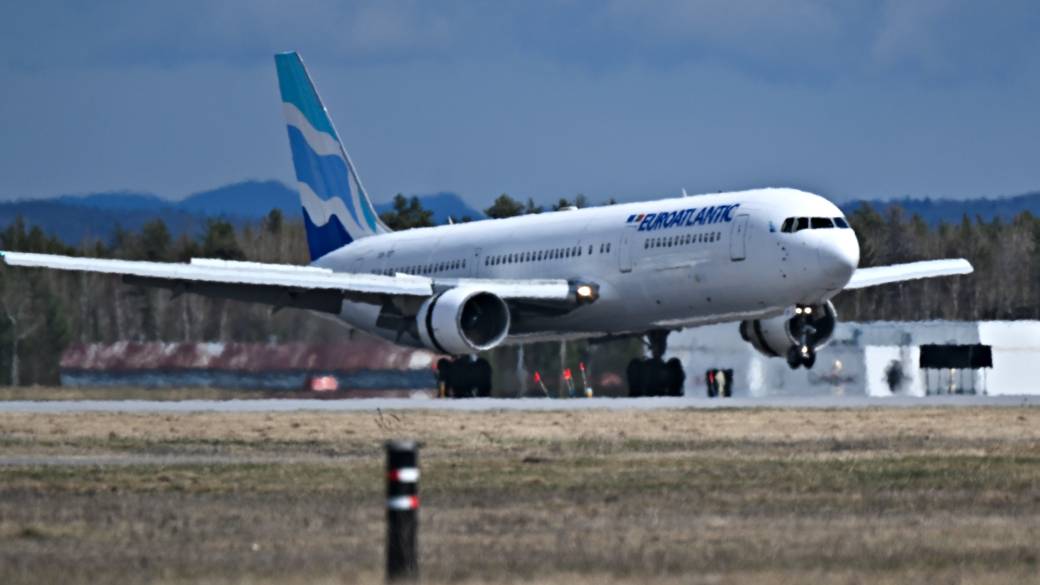 Click to play video: 'Canadians stranded on hantavirus cruise ship return home to isolate'