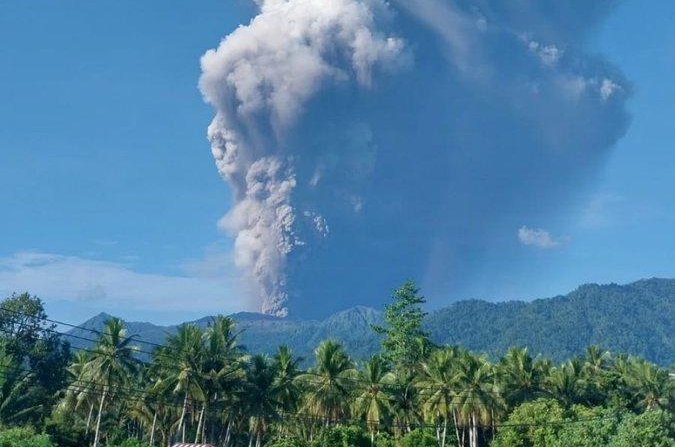 Three dead, several injured after Indonesian volcano erupts