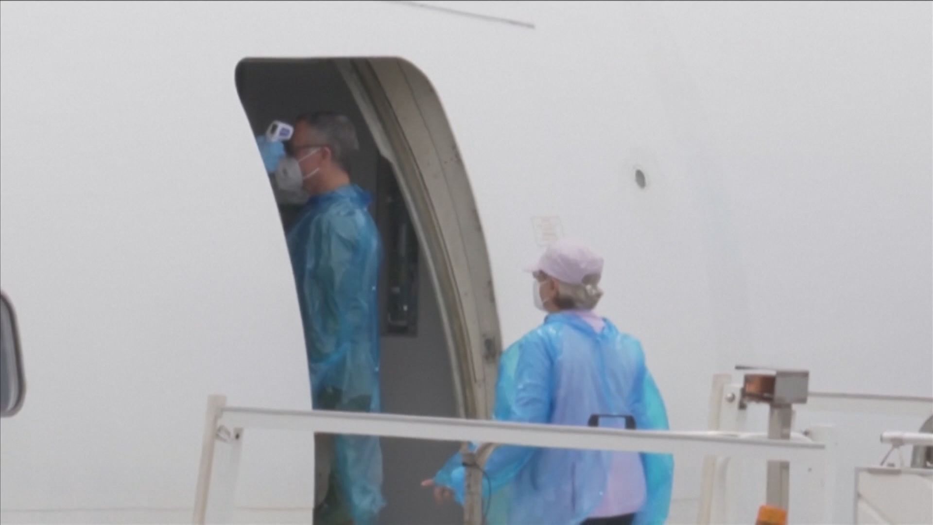 Click to play video: '4 Canadians on board hantavirus-hit cruise ship being flown to B.C.'