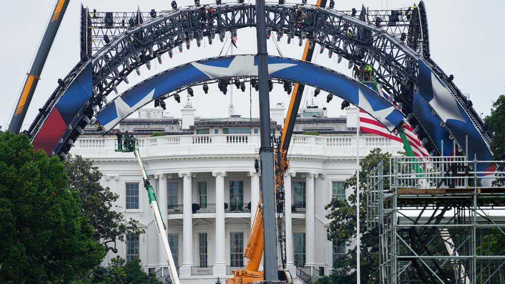 Click to play video: 'UFC arena under construction at White House for special event on Trump’s 80th birthday'