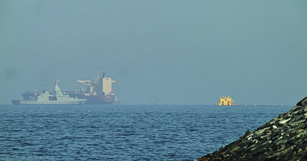 2 U.S. Navy destroyers transit Strait of Hormuz after dodging Iranian onslaught