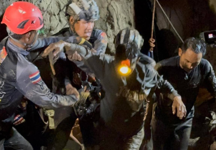 Bangkok Post - Rescuers free one of seven trapped in Laos cave