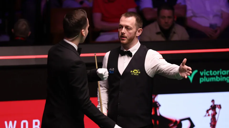 Mark Allen argues with referee Marcel Eckardt