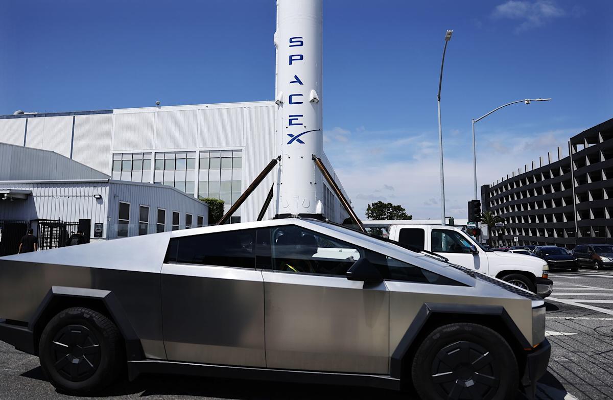 SpaceX IPO Adds Second Musk Stock. It’s a Problem for Tesla