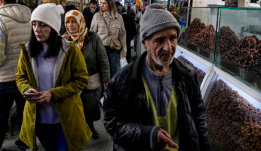 Inflation pushes Iranians to buy food in installments