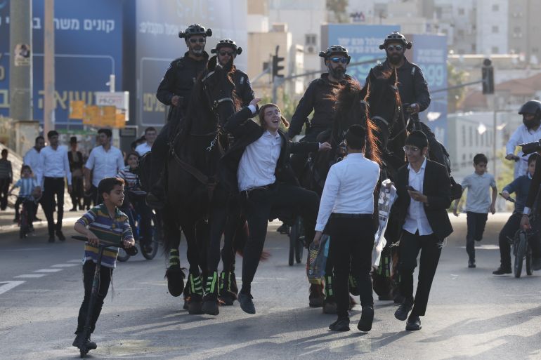 epa12919773 Police use calvary against ultra-Orthodox Jews protesting against military conscription which blocked a main highway in Bnei Brak, Israel, 28 April 2026. EPA/ABIR SULTAN