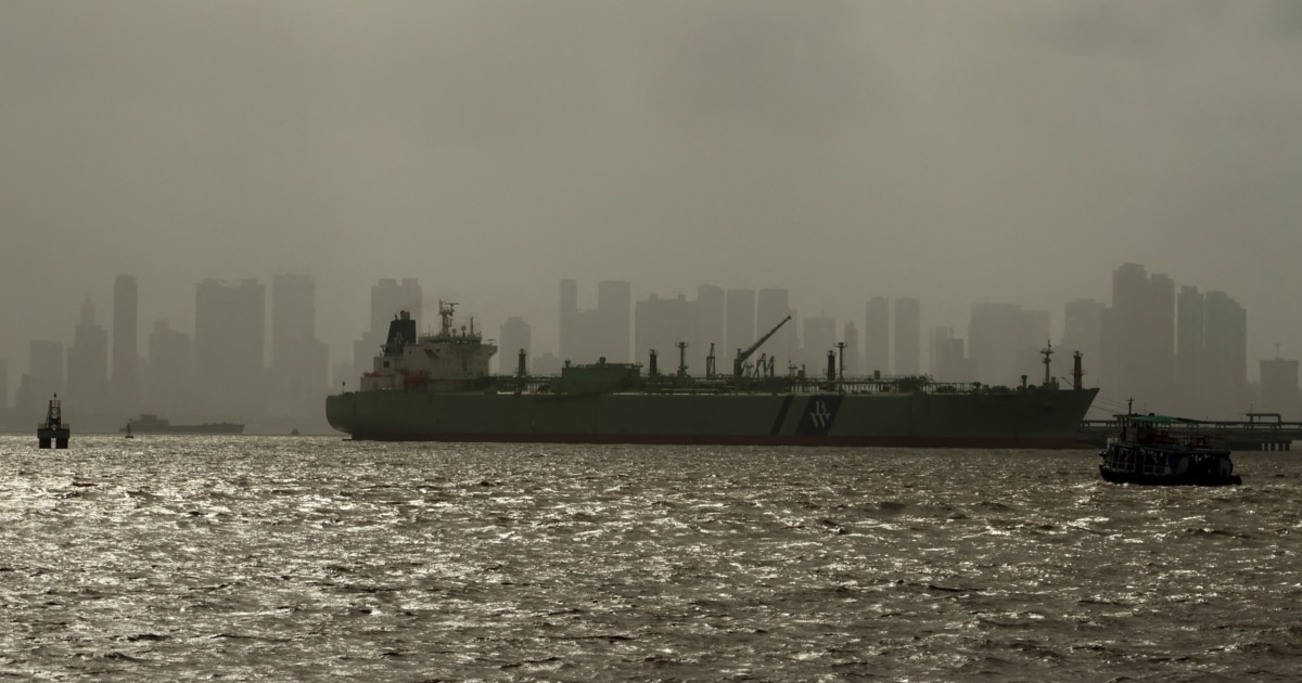 US Lets Russian Oil Waiver Linked To Iran War Expire, Reimposing Sanctions