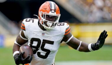Chargers agree to terms with TE David Njoku