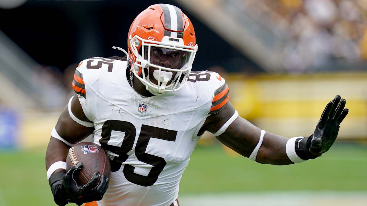 Chargers agree to terms with TE David Njoku