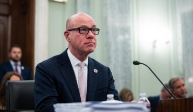 Air traffic control run by Compaq computers is safe but inefficient, FAA head says