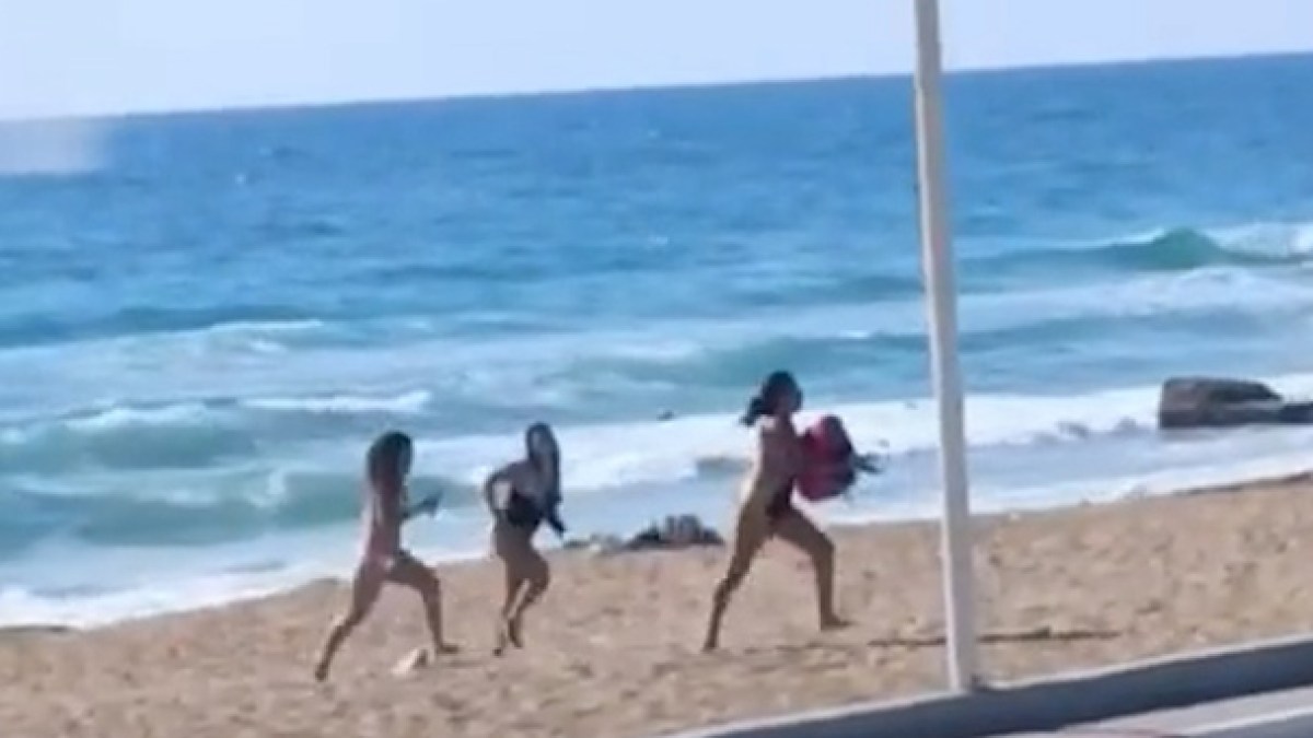Panic on beach in northern Israel during Hezbollah strikes | Israel attacks Lebanon