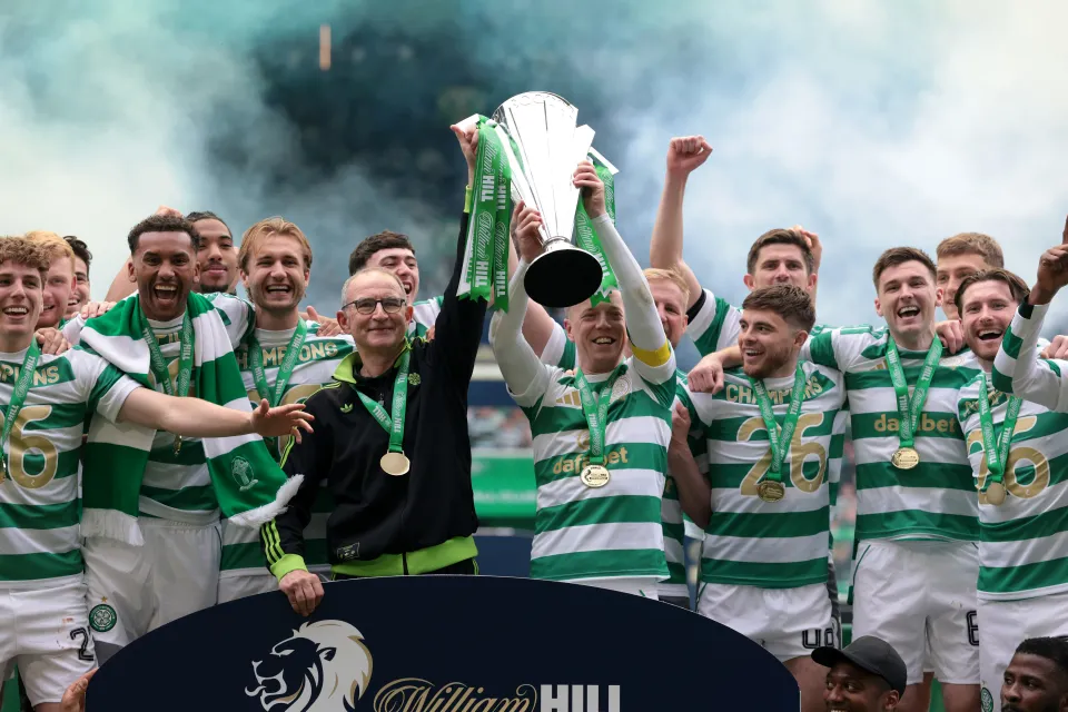 Martin O'Neill and the Celtic players celebrating their Scottish Premiership success