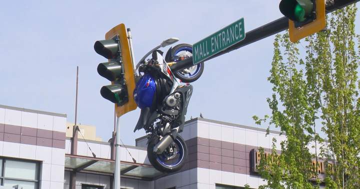 Collision leaves motorcycle hanging from traffic light in Delta, B.C.