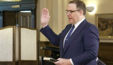 Alberta Premier Danielle Smith shuffles cabinet following 2 resignations
