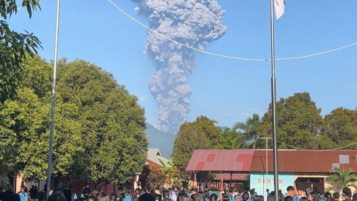 Indonesia volcano kills three as search for 20 missing hikers under way | Volcanoes News