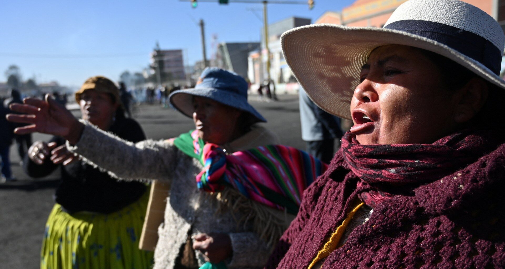 Bolivia launches early-morning crackdown on roadblocks outside La Paz | Protests News