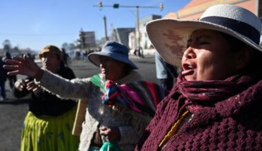 Bolivia launches early-morning crackdown on roadblocks outside La Paz | Protests News