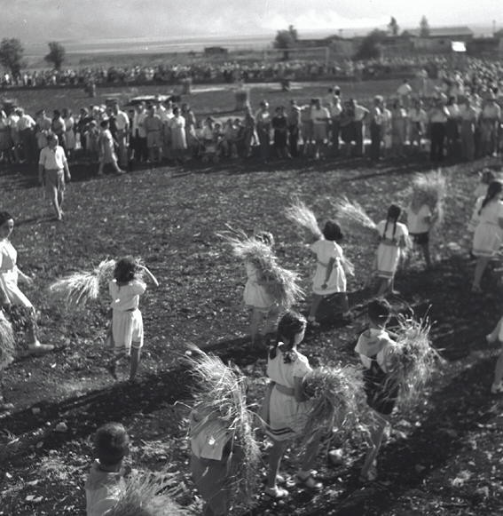 Chag HaBikkurim (“Festival of the Fruits”) celebrations in Ramat Yohanan, 1945. Credit: Yaakov Rosner, KKL-JNF Photo Archive.