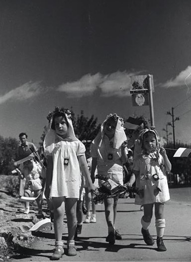 Kindergarten children in Jerusalem celebrate Shavuot, May 16, 1945. Credit: KKL-JNF Photo Archive.
