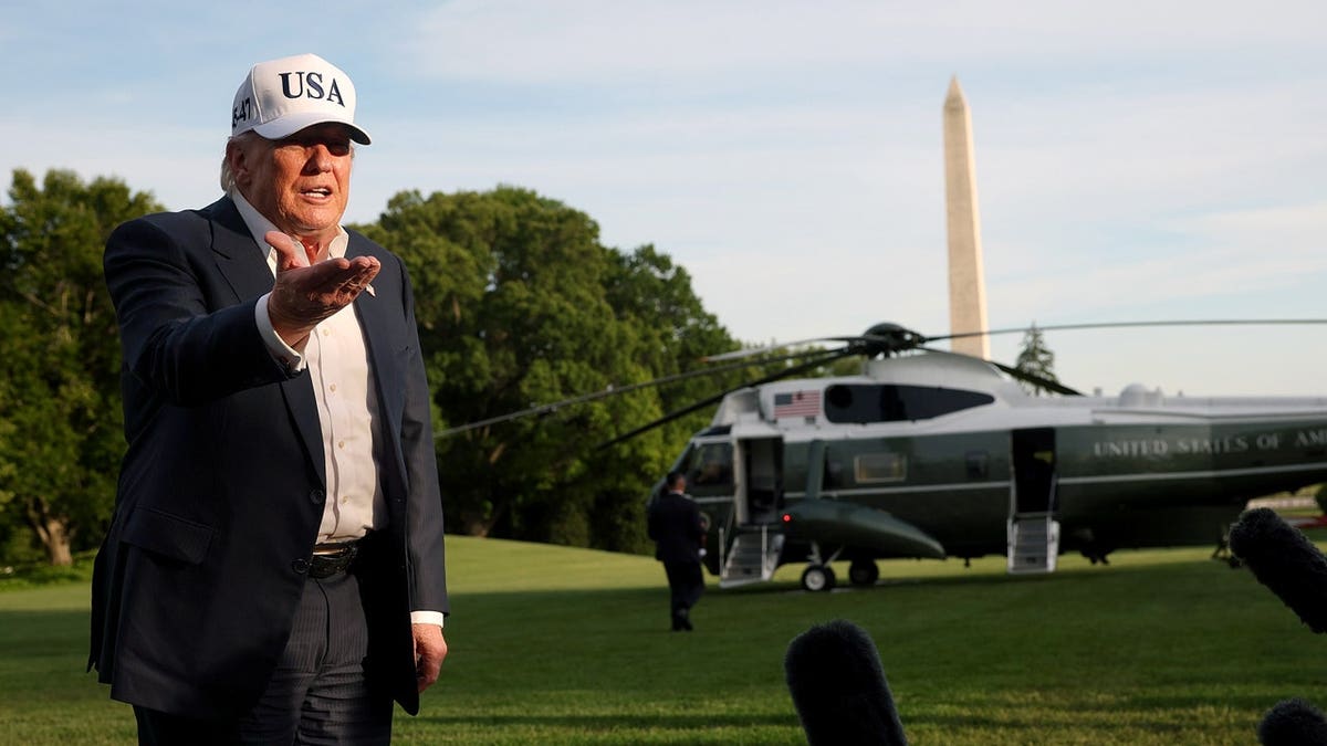 Trump marine one on south lawn