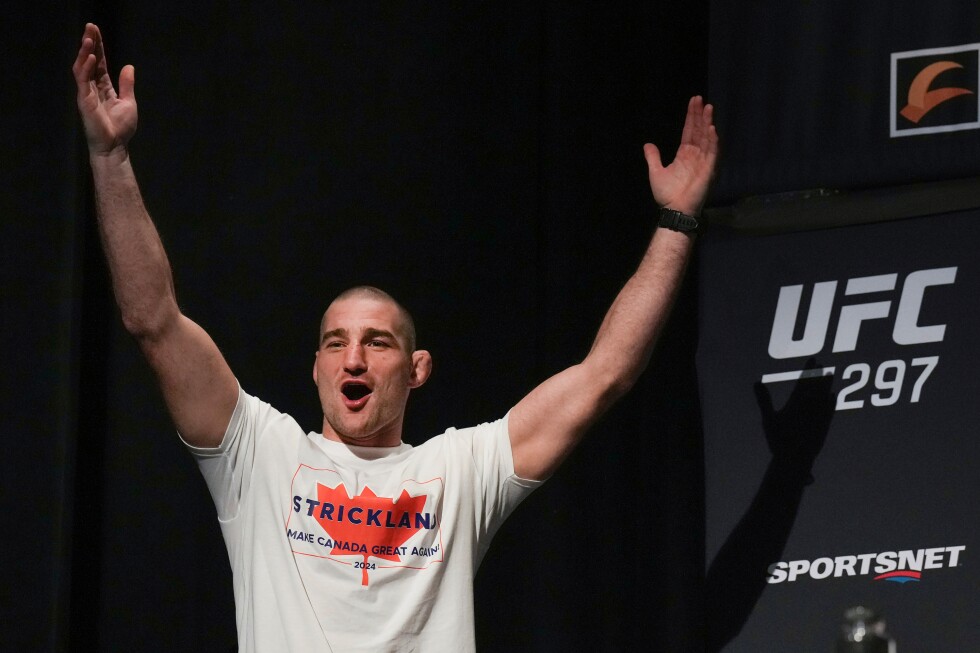Sean Strickland reclaims UFC 185-pound title with split decision win over Chimaev