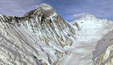 Climbers attempt to scale Mount Everest in photos
