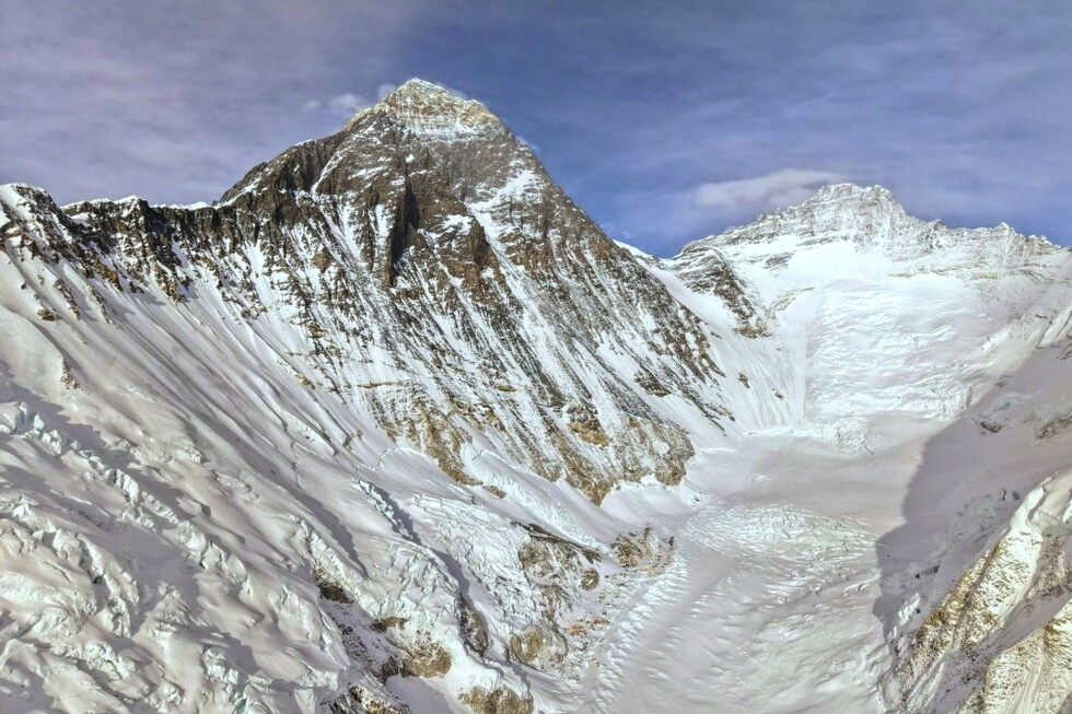 Climbers attempt to scale Mount Everest in photos