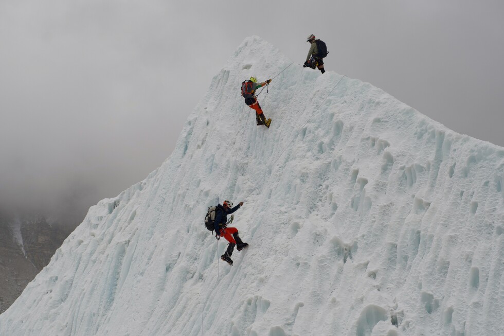 A record 274 climbers scale Everest in a single day
