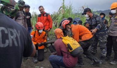 Indonesian rescuers retrieve bodies from Mount Dukono