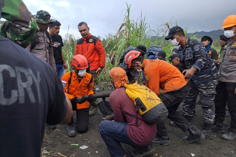 Indonesian rescuers retrieve bodies from Mount Dukono