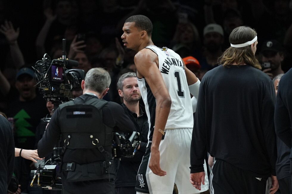 Wembanyama ejected from 2nd quarter of Spurs-Wolves for elbowing Reid