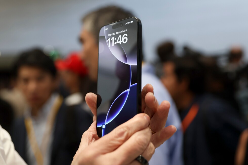 Apple agrees to a $250 million payout after iPhone buyers allege Siri AI hype fell short