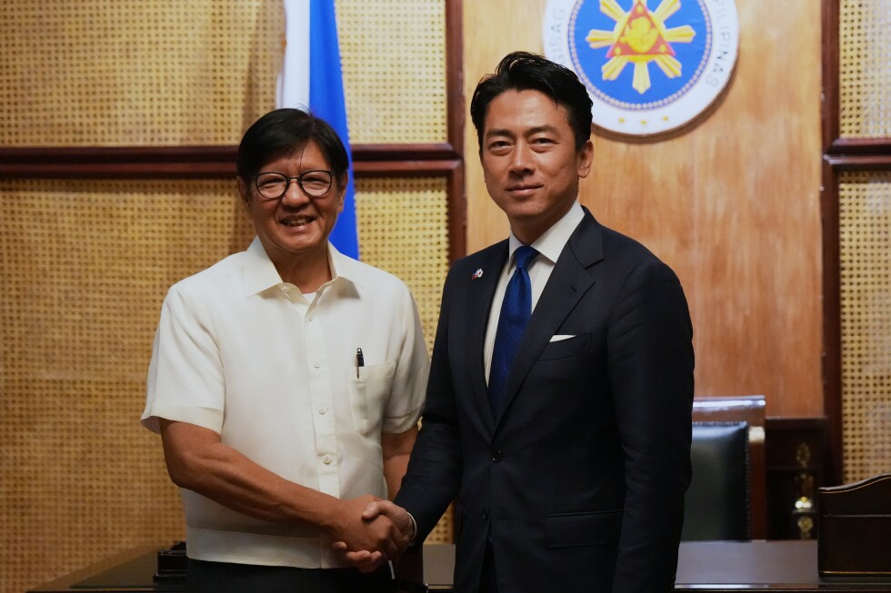 Japan and Philippine defense chiefs agree to start talks on weapons pact