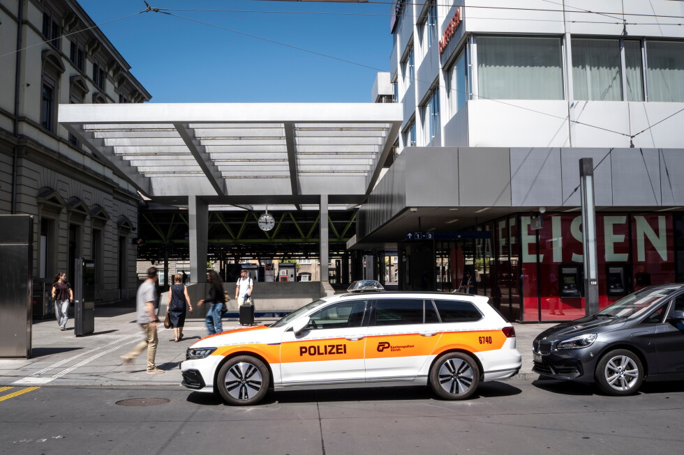 Man stabs 3 people at Swiss train station