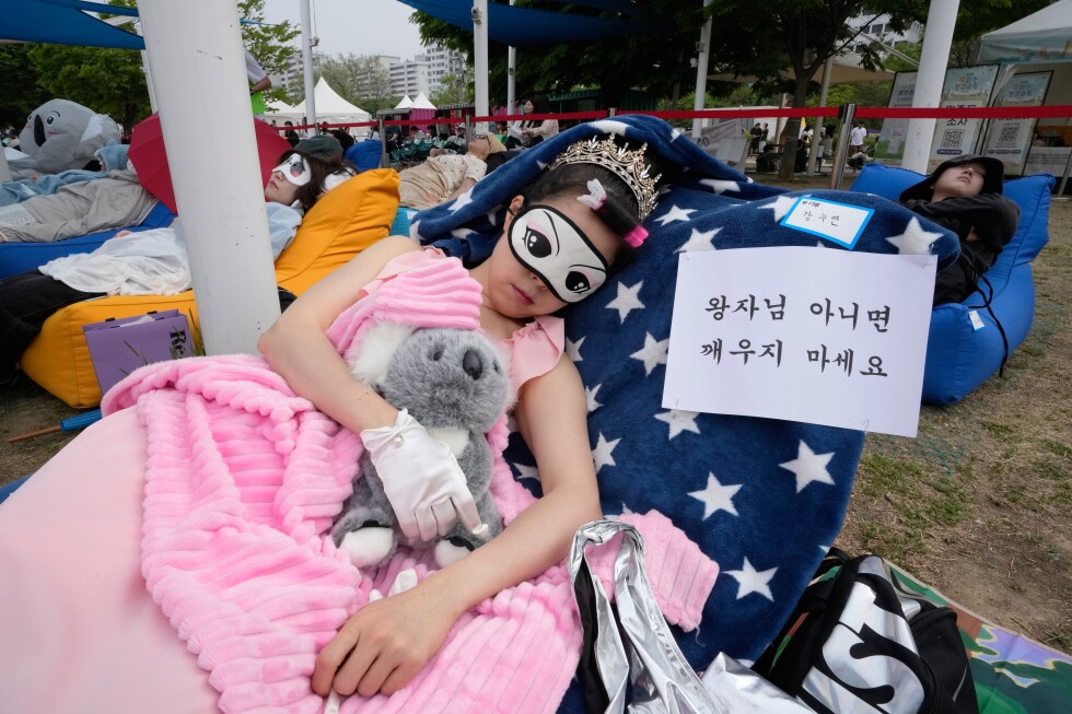 Photos show Han River Nap Competition in Seoul
