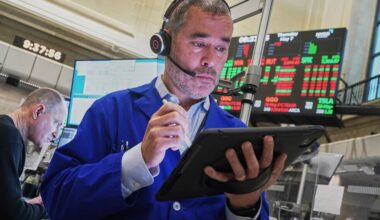 US stocks rise toward records as solid data on the job market overshadows higher oil prices
