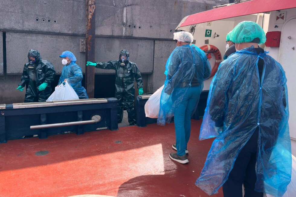 Passengers start disembarking from hantavirus-stricken ship in Canary Islands
