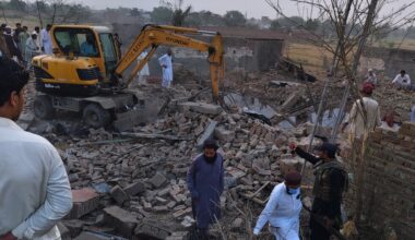 Death toll rises to 14 in Pakistan suicide blast by Pakistani Taliban splinter group