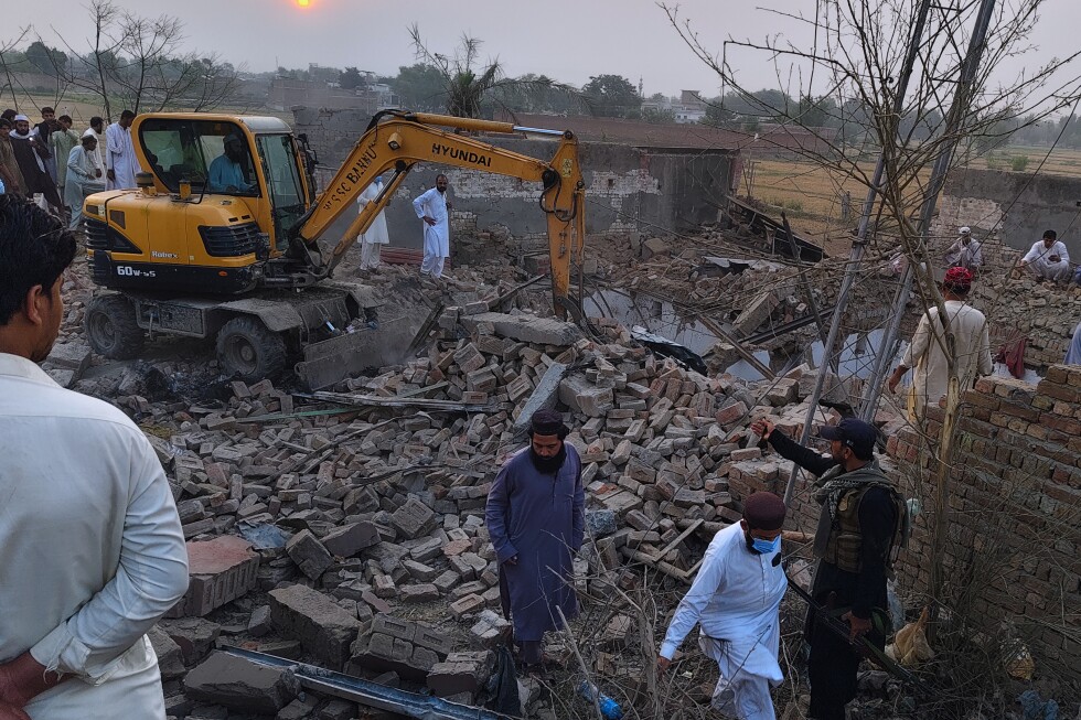 Death toll rises to 14 in Pakistan suicide blast by Pakistani Taliban splinter group