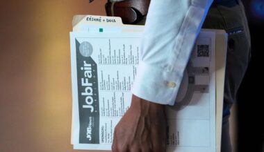 Filings for jobless benefits rises the war in Iran drags on, clouding economic forecast