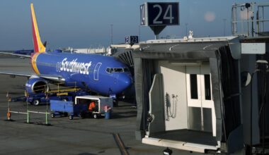 Robot dances at the airport gate, then delays Southwest flight from Oakland to San Diego