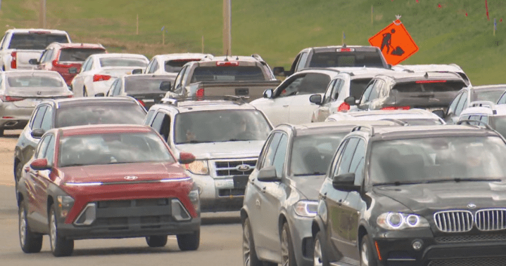 Heavy traffic gridlock in southwest Edmonton as construction ramp up: ‘Everyone is frustrated’ - Edmonton