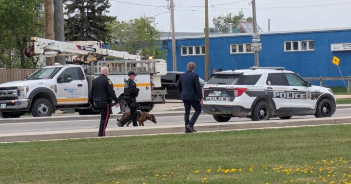 Suspect in hospital after exchanging gunfire with Winnipeg police, taking 3 hostages - Winnipeg