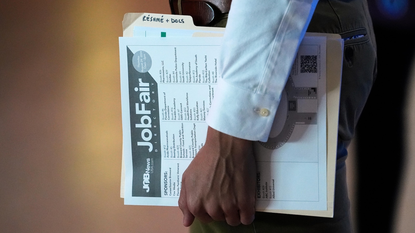 US filings for jobless benefits hits 211,000 as the war in Iran drags on