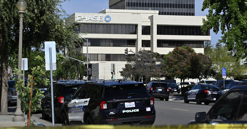 2 Hostages Released From Bomb Threat at Chase Bank in Bakersfield, California