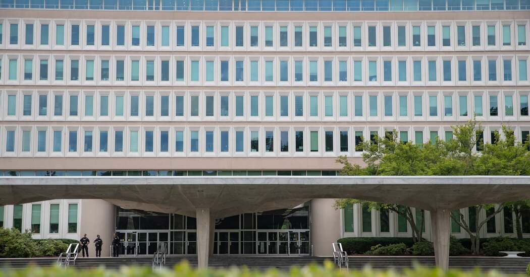 C.I.A. Officer Found With Gold Bars Said to Have Created Fake Spy Program