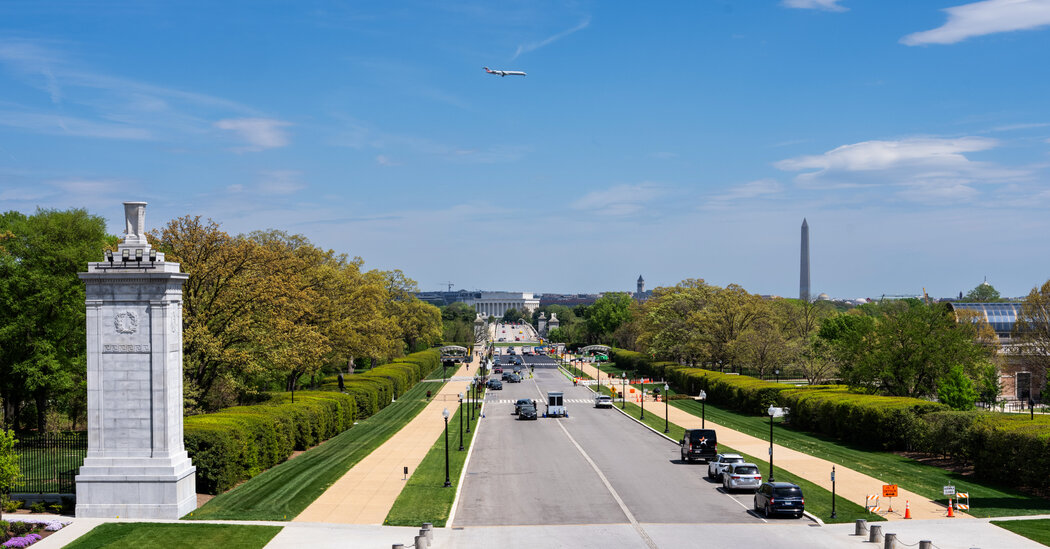 Trump Arch Will Need Red Lights, F.A.A. Says
